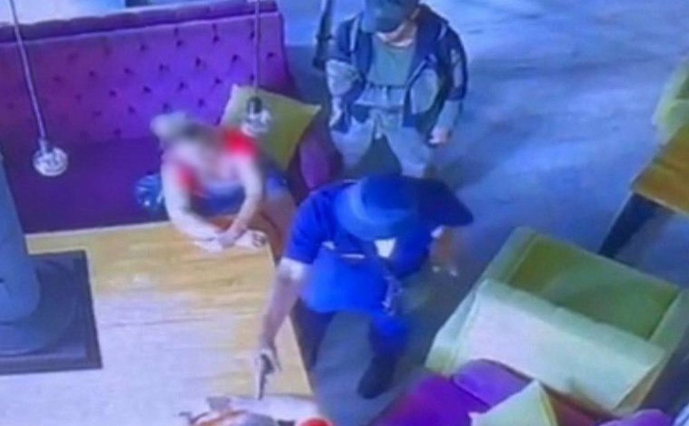 У Києві чоловіки з сокирою та пістолетом «вибивали» зарплату подруги: їх затримала поліція