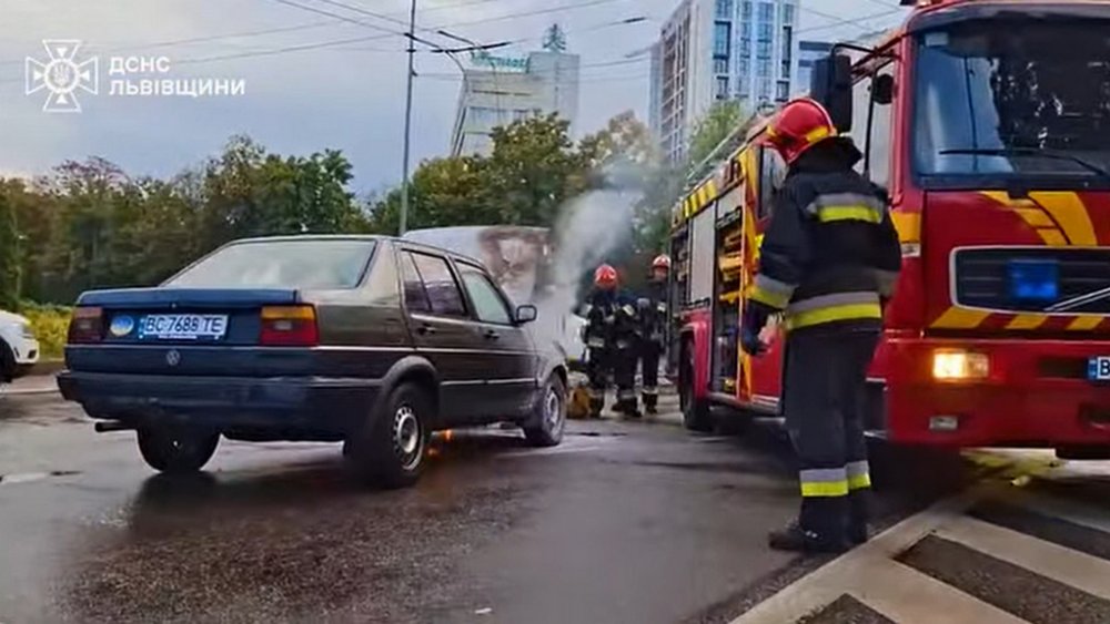 У середмісті Львова на ходу спалахнув автомобіль (ФОТО)