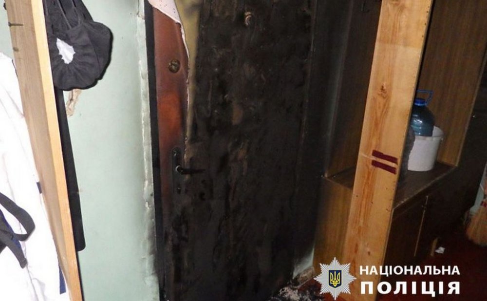 Підпалила двері та кидалася на поліцейського: у Києві судитимуть місцеву мешканку (ФОТО)