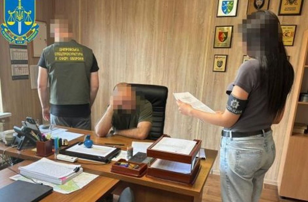 Заступника командира військової частини та молодшого сержанта підозрюють в уихиленні від служби та шахрайстві
