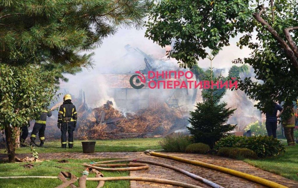 У Дніпрі спалахнув кондиціонер у басейні, вогонь перекинувся на будинок (ВІДЕО)