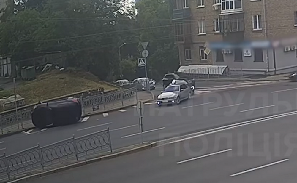 У Києві водійка легковика Ford перевернулася «на рівному місці» (ВІДЕО)