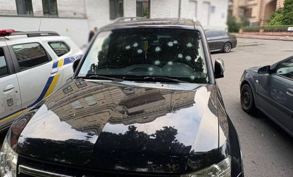 У Києві чоловік з пістолета розстріляв авто, його затримали (ФОТО)