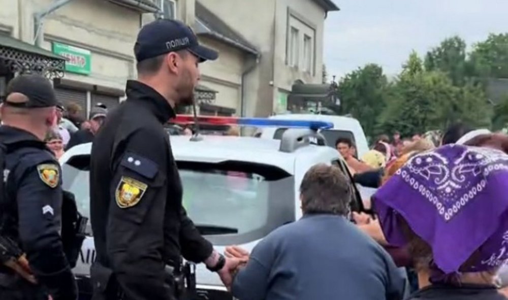 На Прикарпатті стався конфлікт жителів села з правоохоронцями та військовими ТЦК
