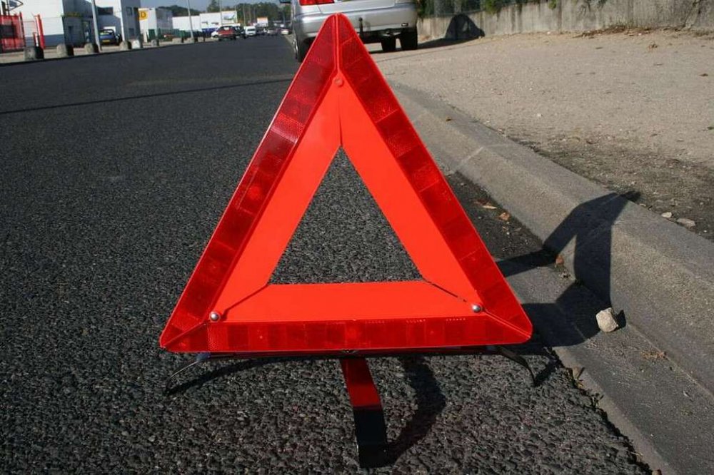 В Дніпрі швидка зіткнулася з вантажівкою: постраждалий у лікарні (ВІДЕО)