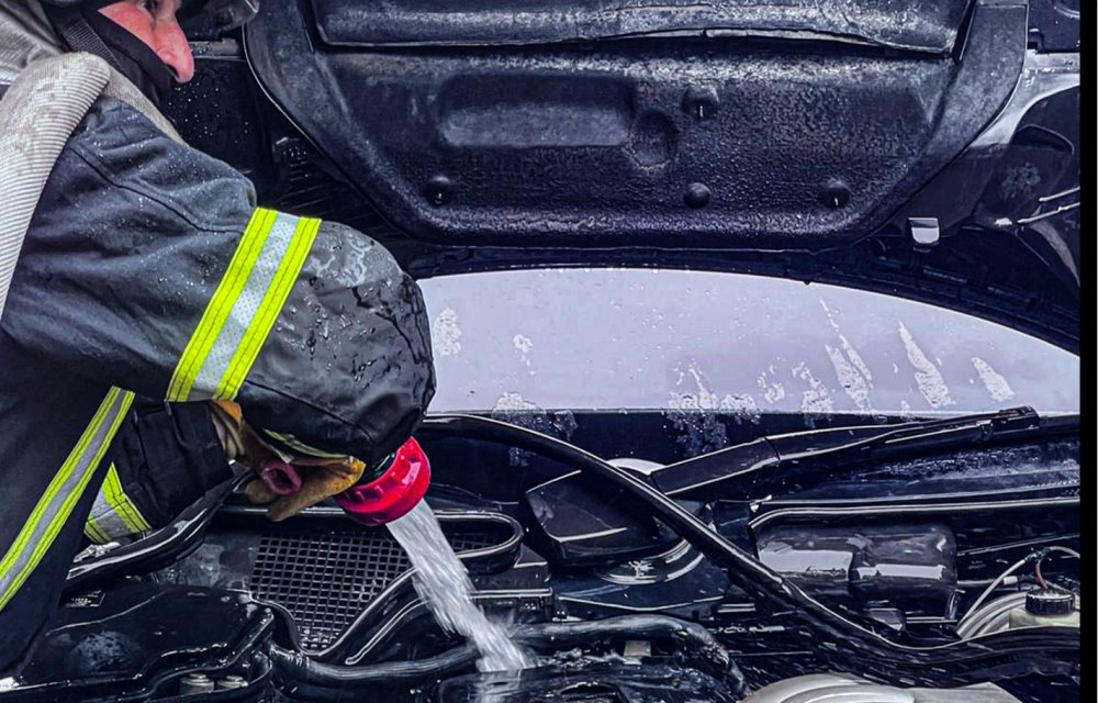 На Яворівщині на ходу спалахнув автомобіль Mercedes (ФОТО)