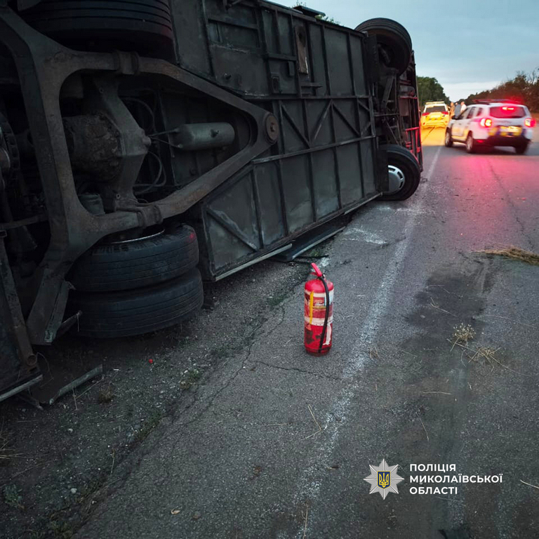 На Миколаївщині внаслідок ДТП перекинувся автобус із пасажирами (ФОТО)