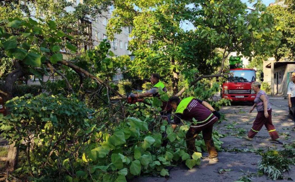 У Дарницькому районі продовжують ліквідовувати наслідки учорашньої негоди (ФОТО)