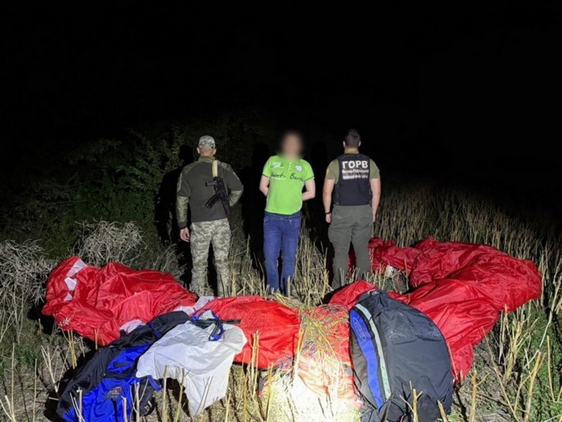 На Вінниччині прикордонники затримали чоловіка, який намагався перелетіти кордон на параплані
