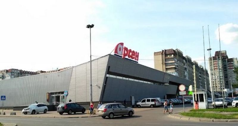 У Львові озброєний чоловік взяв у заручники людей в супермаркеті
