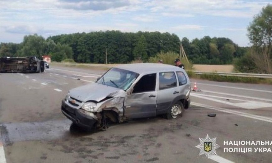 На Чернігівщині 13 людей постраждали у зіткненні автобуса з легковиком