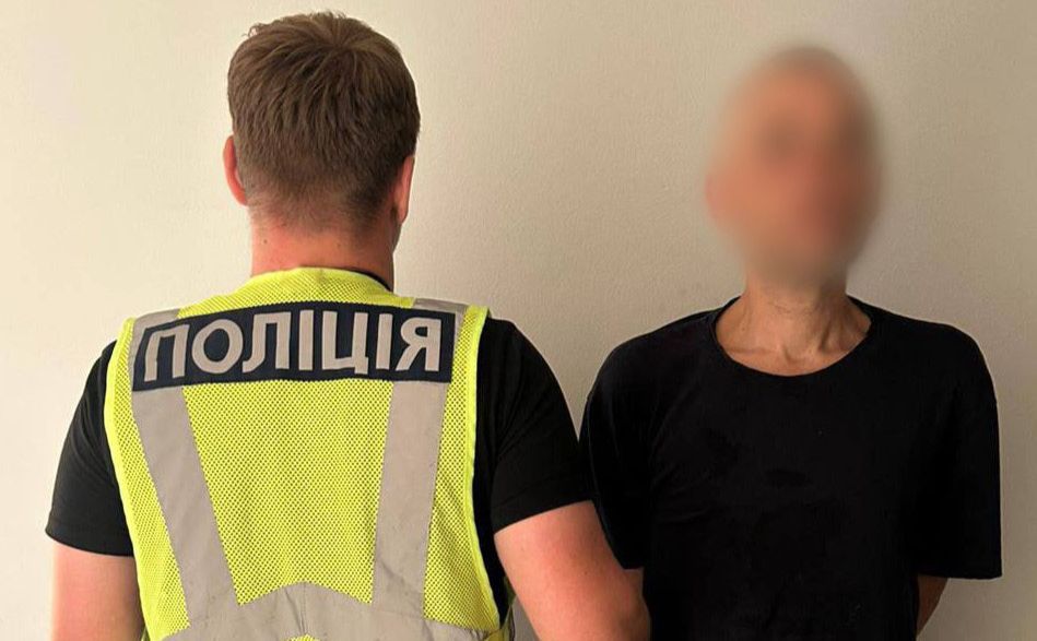 Зірвав ланцюжок за 100 тисяч гривень з пенсіонерки: поліція Києва затримала грабіжника