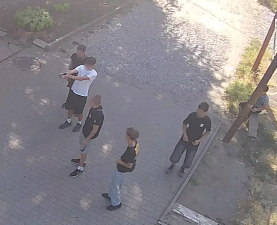У центрі Кривого Рогу підлітки на людях стріляли з пневмату по тваринах (ФОТО)