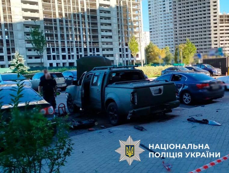 У Подільському районі підірвали авто військового (ФОТО)