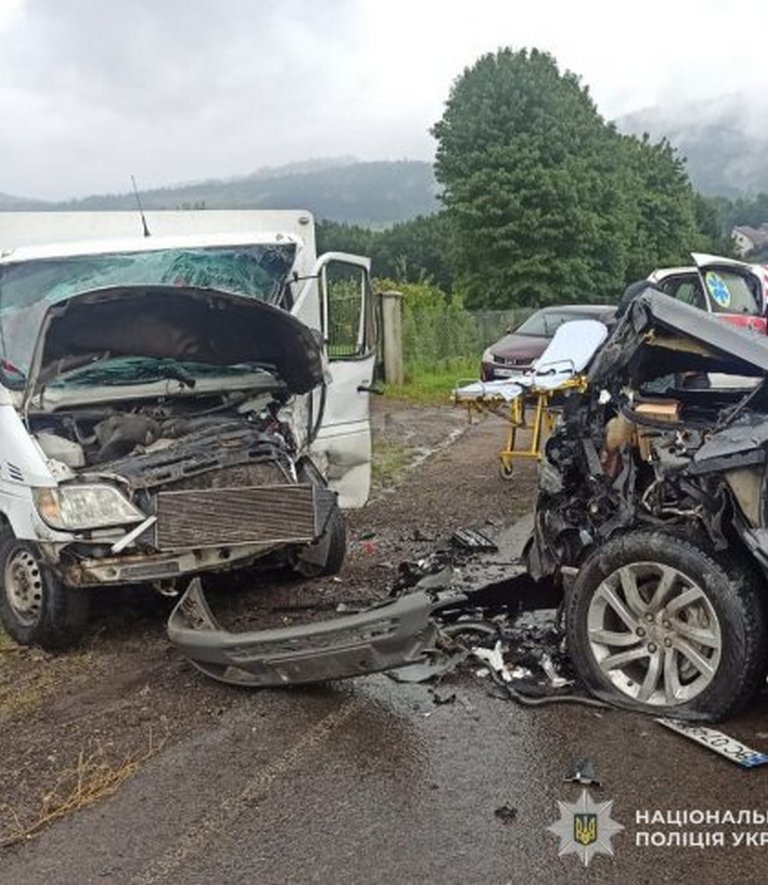 Лобова ДТП на Львівщині: постраждала киянка за кермом Land Rover (ФОТО)