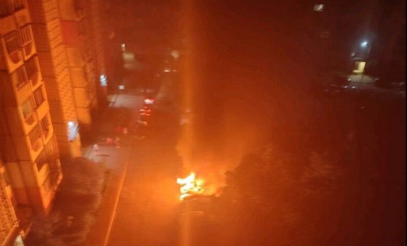У Черкасах на стоянці згоріли 3 автівки і ще 2 пошкоджені (ФОТО)