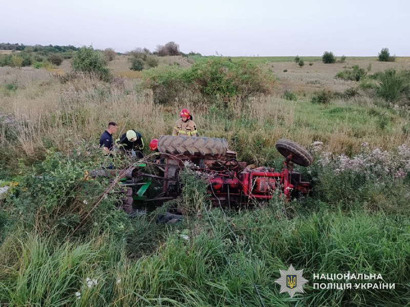 На Львівщині внаслідок ДТП перекинувся трактор, кермувальник якого не вижив (ФОТО)