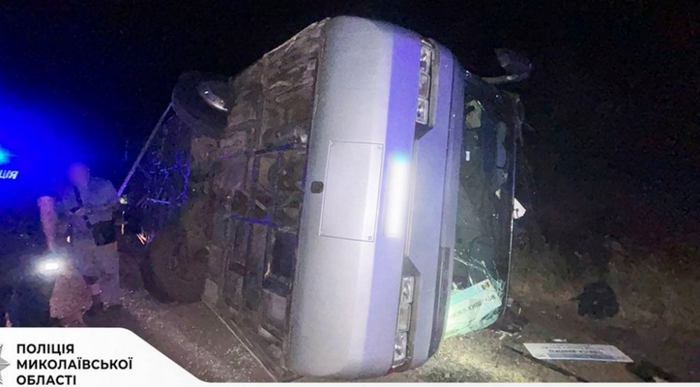На Миколаївщині внаслідок ДТП перекинувся автобус із пасажирами (ФОТО)