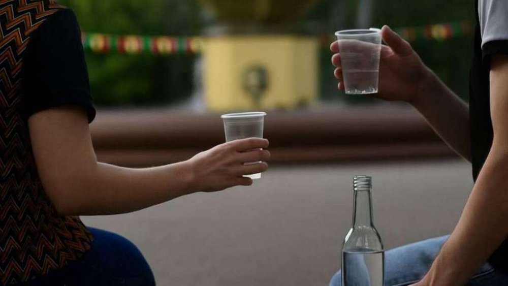 Сусід напоїв спиртним: до лікарні Дніпра госпіталізували дітей у важкому стані