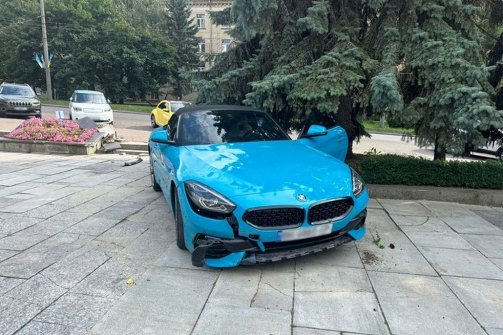 У Рівному водійка «BMW» переплутала педалі та збила трьох пішоходів