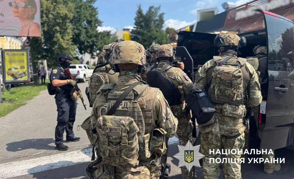 Сам себе поранив: поліція затримала чоловіка, який стріляв у ресторані McDonald’s у Черкасах