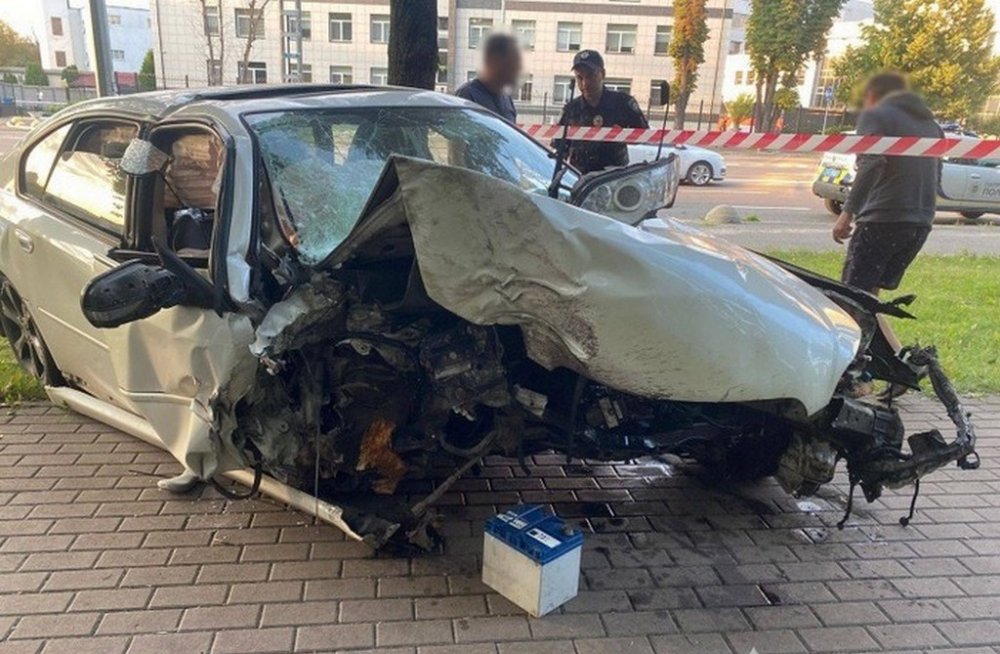 У Києві затримали п’яного водія Subaru, який влетів у Куренівський парк та травмував двох жінок (ФОТО)