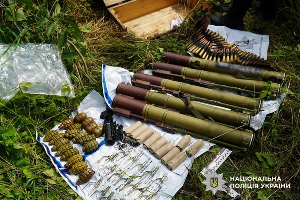 На Тернопільщині поліцейські викрили ОЗГ, яка збувала наркотики та зброю (ВІДЕО)