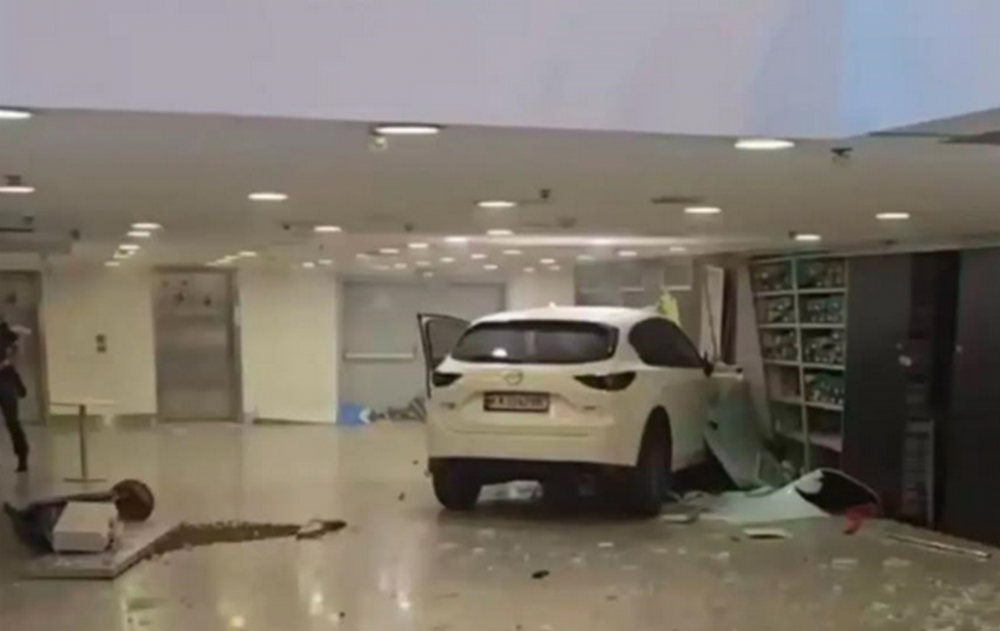 Авто влетіло у столичний ТЦ Ocean Plaza, розтрощивши магазини (ВІДЕО)