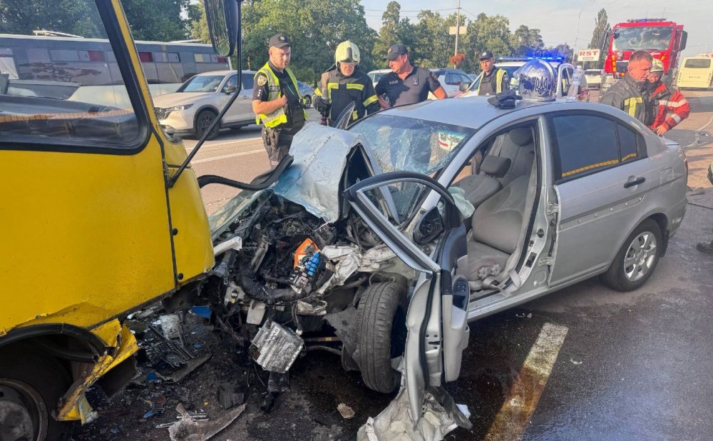 У Києві легковик зіткнувся з маршруткою: водійку з котом вирізали з салону (ФОТО)