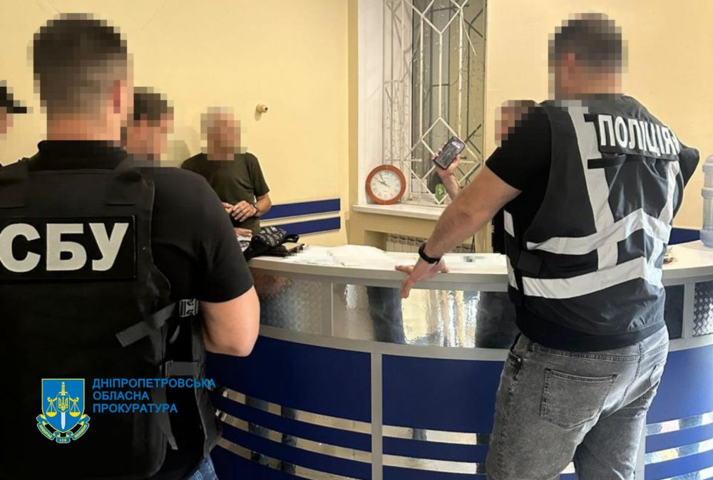 На Дніпропетровщині злочинну групу поліцейських підозрюють у збуті наркотиків (ФОТО)