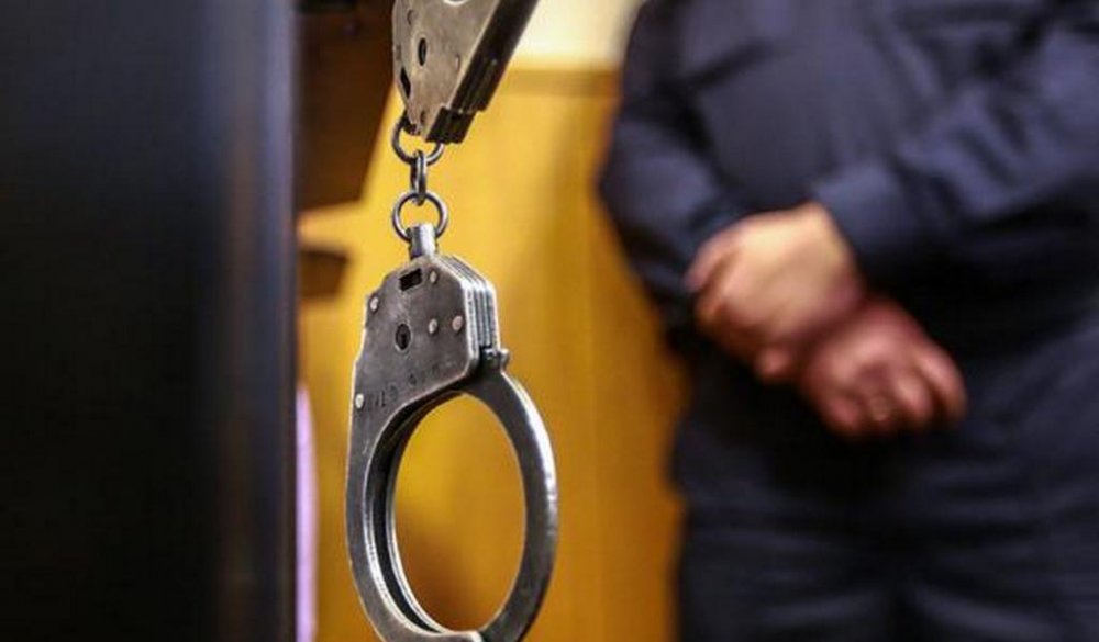 Побив затриманого в кайданках: працівнику поліції Хмельниччини повідомлено про підозру