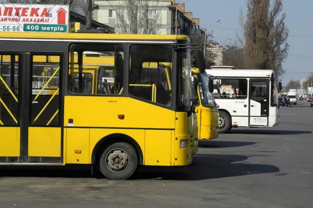 Бив та смикав за одяг: у Дніпрі водій маршрутки вигнав пенсіонера з салону (ВІДЕО)