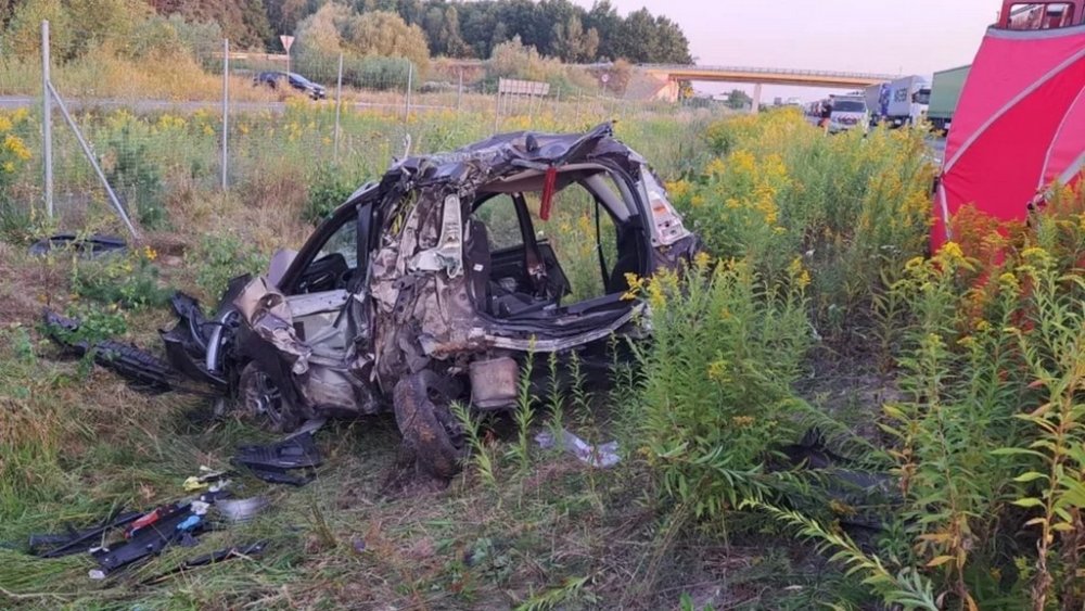 У Польщі вантажівка в’їхала у припарковане авто з українцями: є жертви