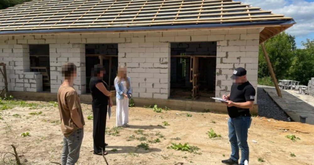 Змушував рятувальників будувати будинок: у Вінниці затримали ексначальника ДСНС