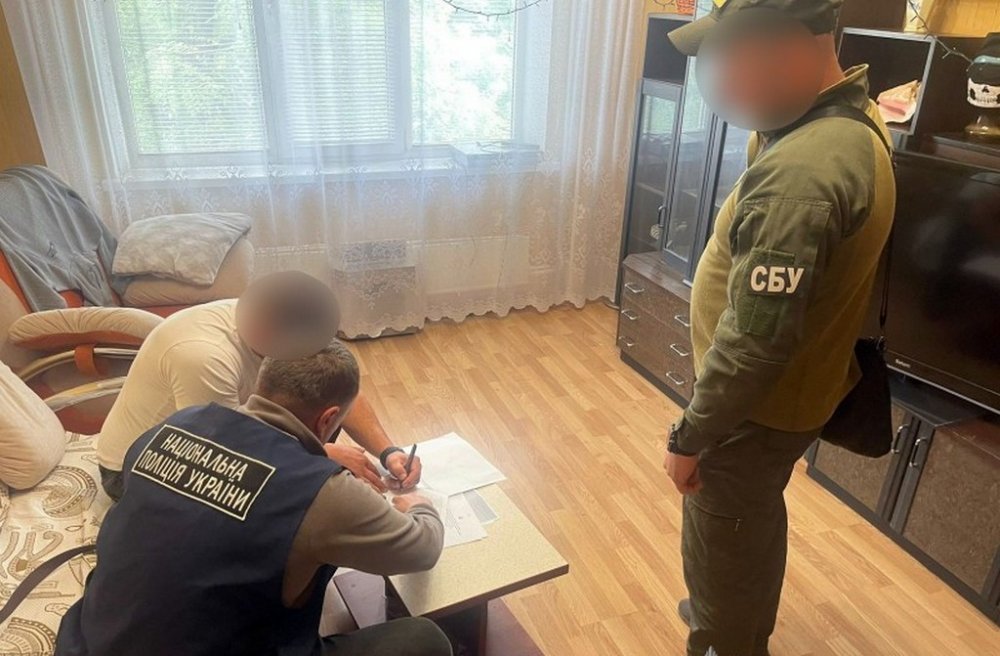 У Сумах працівника слідчого ізолятора викрито у постачанні наркотиків ув’язненим