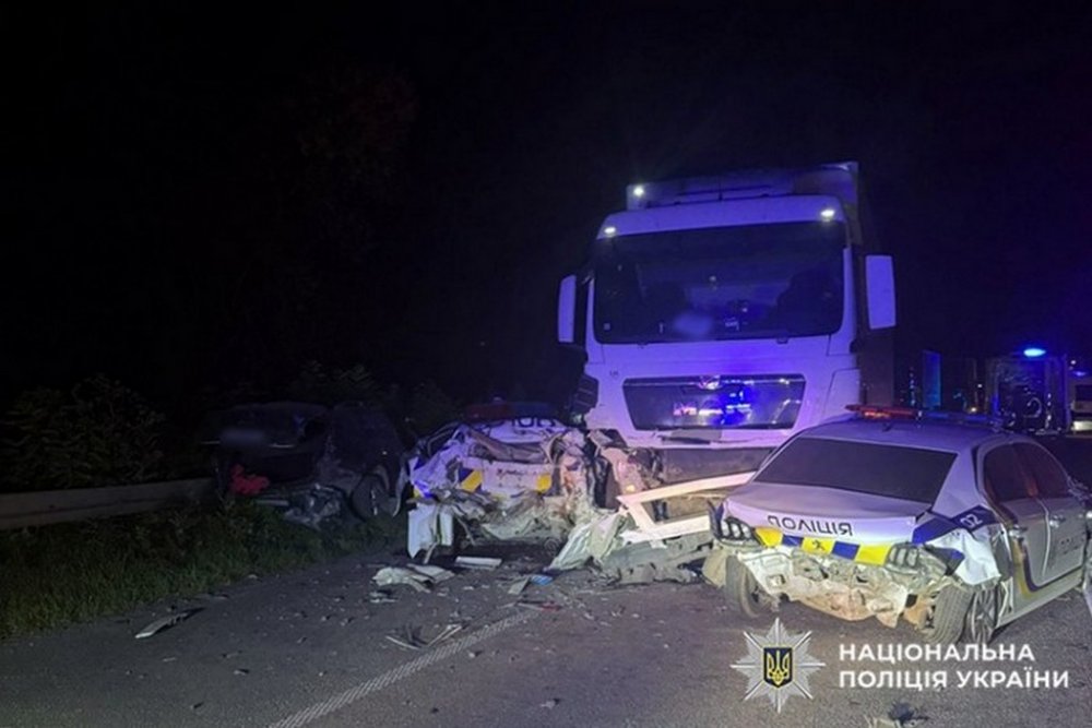 На Хмельниччині внаслідок ДТП за участю вантажівки постраждали четверо поліцейських та водій легковика (ФОТО)