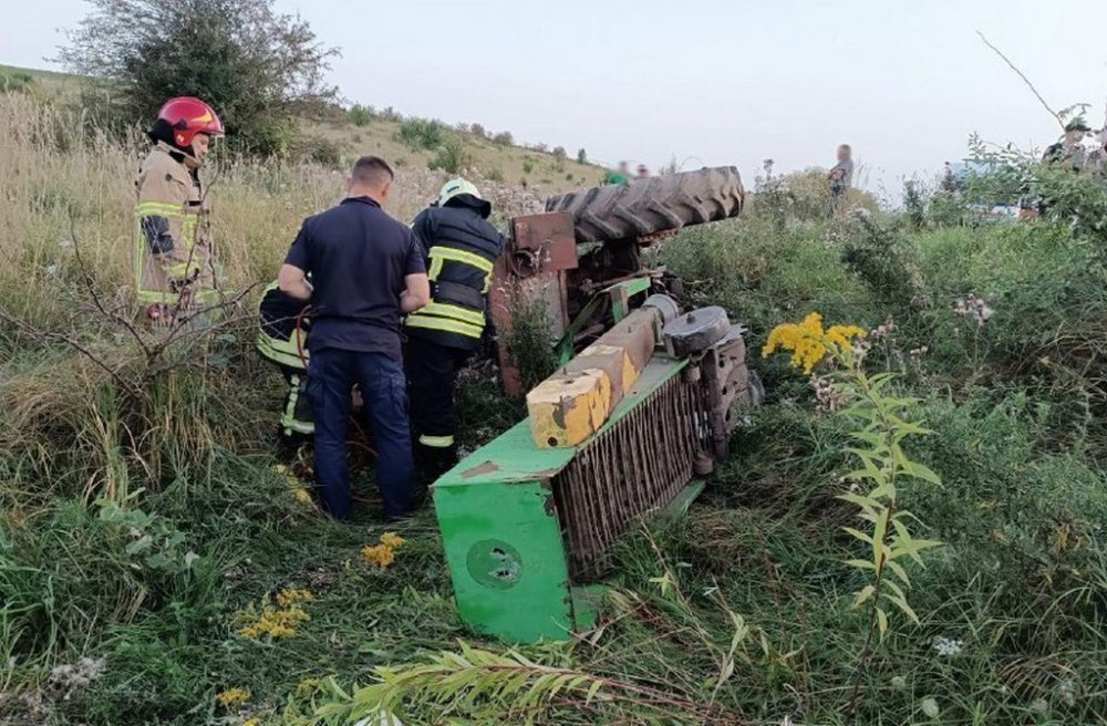 На Львівщині внаслідок ДТП перекинувся трактор, кермувальник якого не вижив (ФОТО)