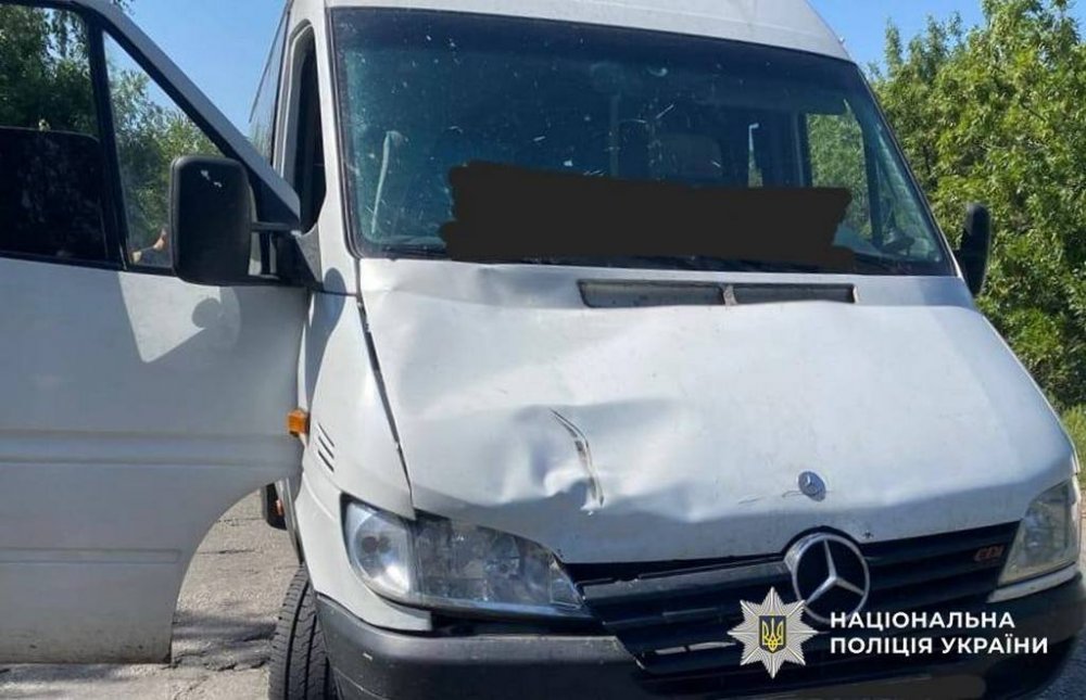 На Кіровоградщині бусик на трасі скоїв наїзд на двох неповнолітніх хлопчиків (ФОТО)
