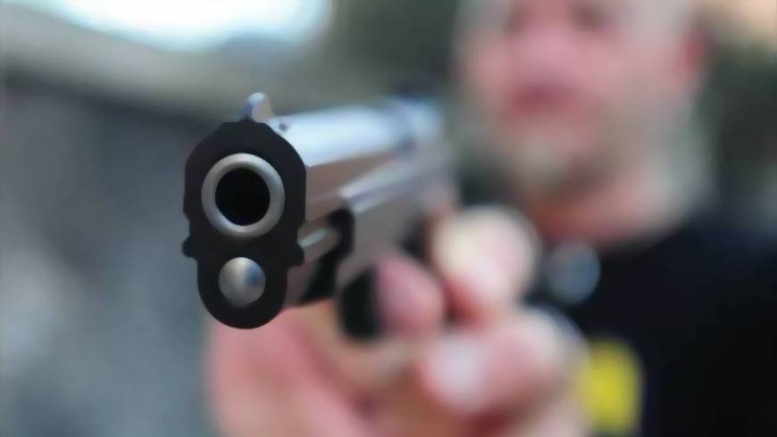 У столиці засудили чоловіка, який у метро погрожував поліцейським пістолетом