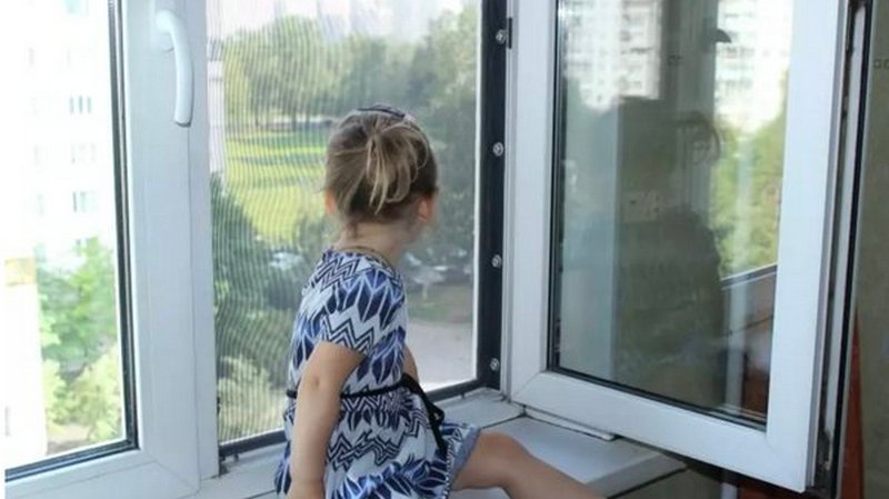 На Рівненщині трирічна дівчинка випала з вікна шостого поверху