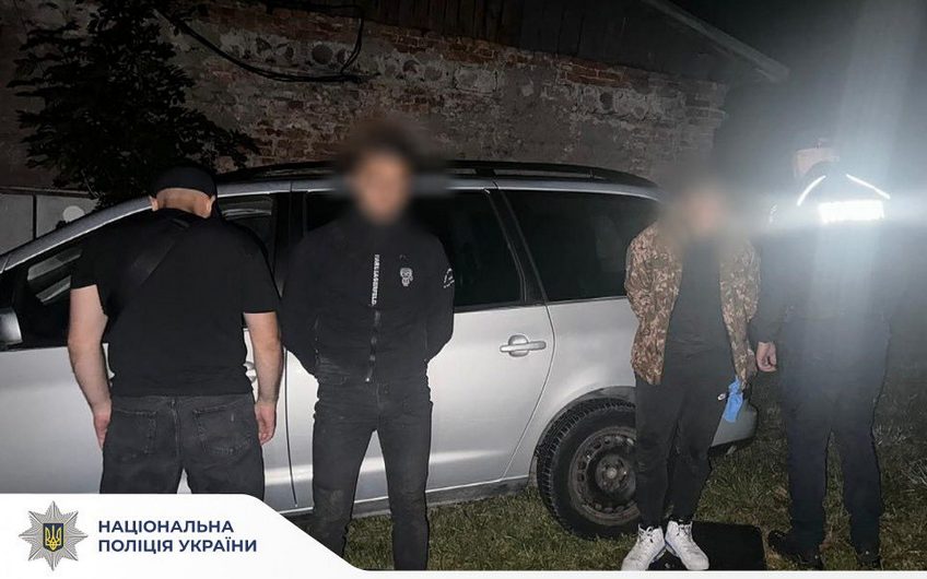 На Прикарпатті поліцейські затримали молодиків, які молотками потрощили рейсовий автобус (ФОТО)