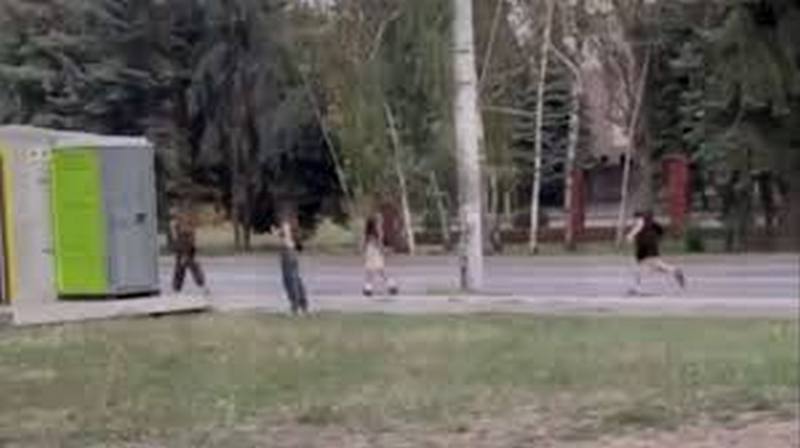 На Дніпропетровщині група підлітків знущалася з жінки (ВІДЕО)