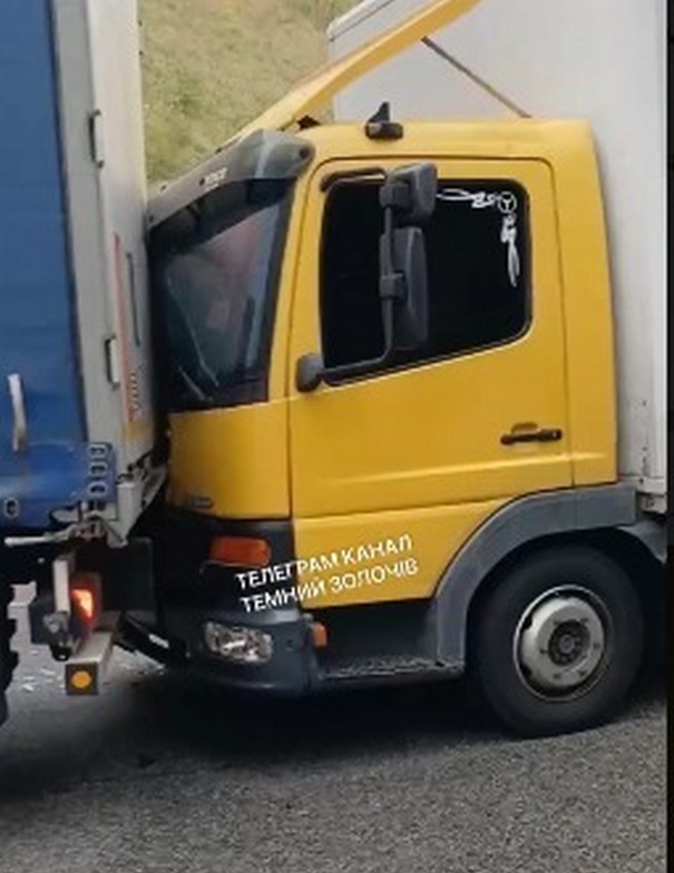 Масштабна автотроща на Львівщині: у ДТП потрапили одразу чотири вантажівки (ФОТО)