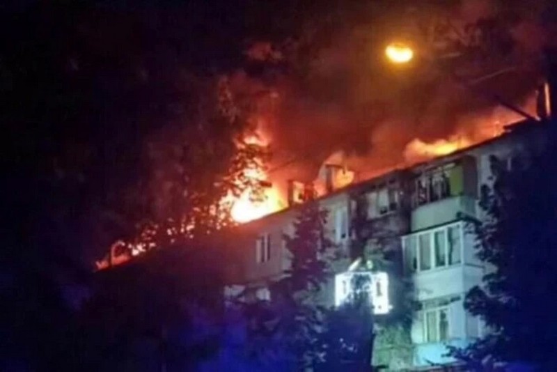 У Києві вночі палал житловий будинок (ВІДЕО)