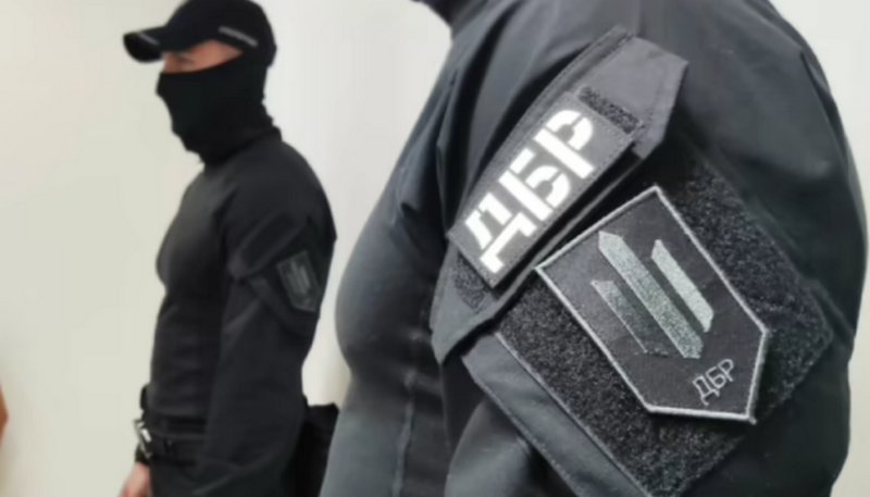 Шахрайство на 900 тисяч: ДБР викрило командира та заступника, що приписали собі "бойові" виплати