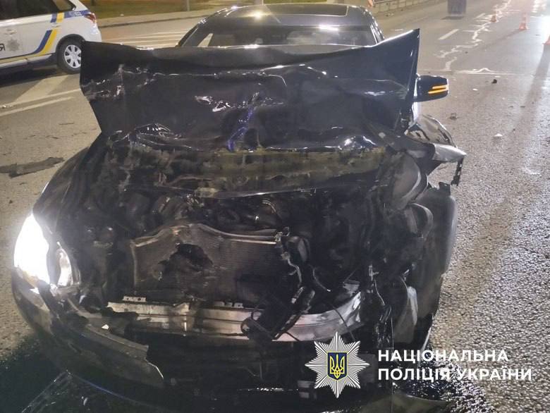 У столиці п’яний водій Mercedes врізався у маршрутку, постраждала пасажирка (ФОТО)