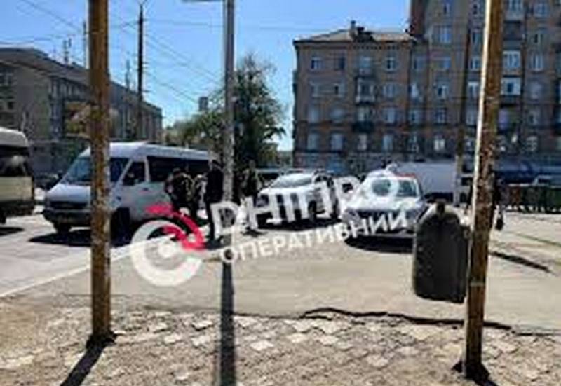 У Дніпрі чоловіка, який йшов проїжджою частиною, збила маршрутка (ВІДЕО)