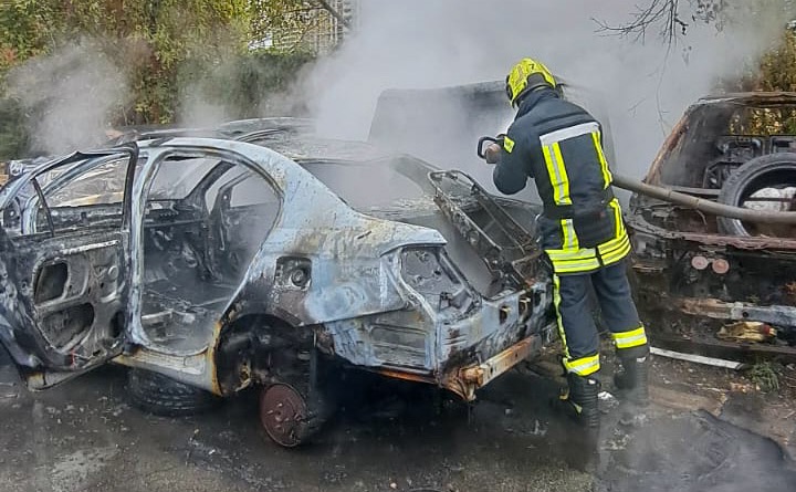 У Подільському районі Києва згоріли чотири покинуті автомобілі (ФОТО)