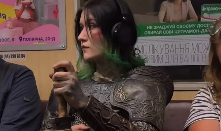 На вулицях Києва помітили людей в образах ельфів та гобітів (ФОТО)