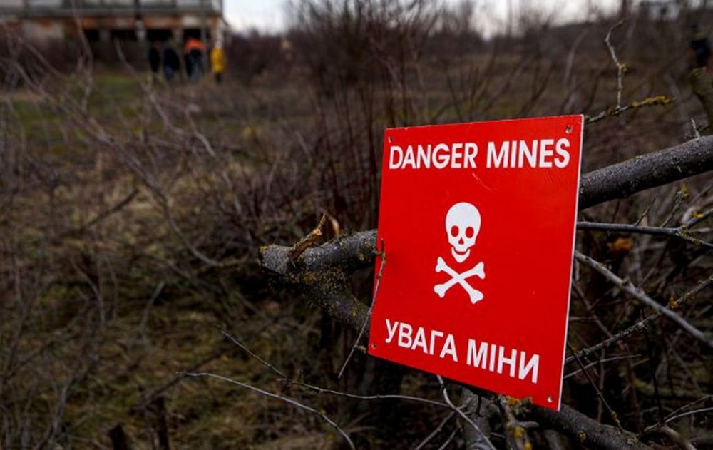 На Сумщині подружжя пенсіонерів на мотоциклі підірвалося на міні